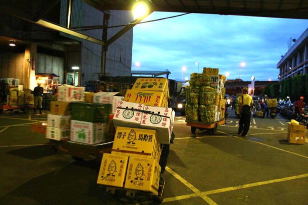 台北果菜市场休市太久，各地农会蔓延不满情绪，农委会对休市“无法接受”