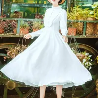 小智图说-穿白色欧式长裙子的小姐姐在绿色盆栽边休息散心
