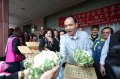 新北市长朱立伦鼓励市民采购蔬菜以行动支持农友