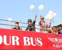 亚洲最大“大气球游行”登场陈菊搭双层巴士同乐