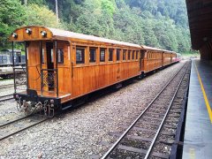 交通部：阿里山森林铁路104周年庆行驶桧木车厢