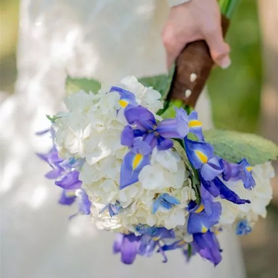 张馨予的婚礼不仅有绝美鸢尾花 还隐藏着下一季的色彩流行趋势